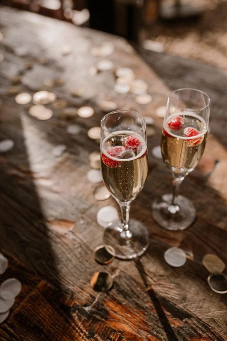 Twee glazen champagne op een houten tafel