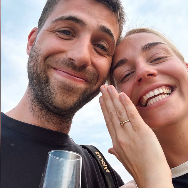 Lans en Suus samen met de verlovingsring in beeld