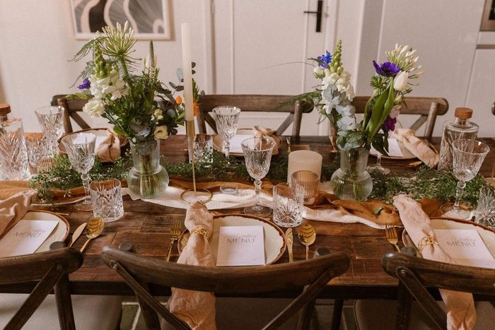 Gedekte dinertafel met bloemen en kaarsen