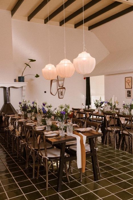 Sfeervol boshuis met lantaarns en lange tafels